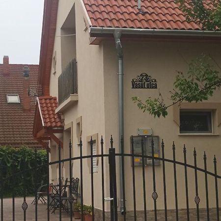 Napsugar Apartmanhaz بالاتوليلّي المظهر الخارجي الصورة