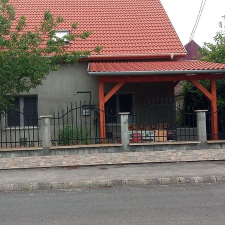Napsugar Apartmanhaz بالاتوليلّي المظهر الخارجي الصورة