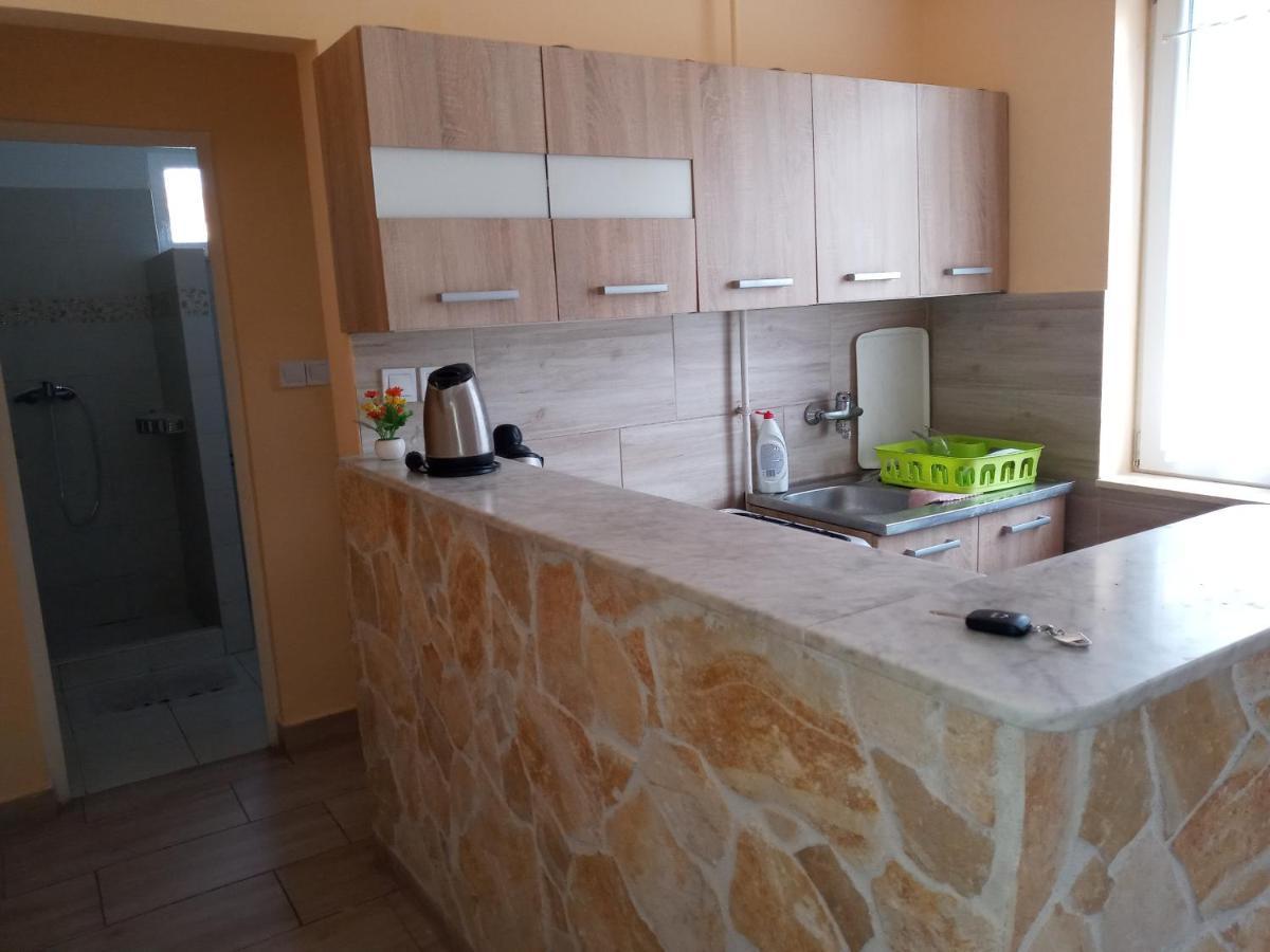 Napsugar Apartmanhaz بالاتوليلّي المظهر الخارجي الصورة