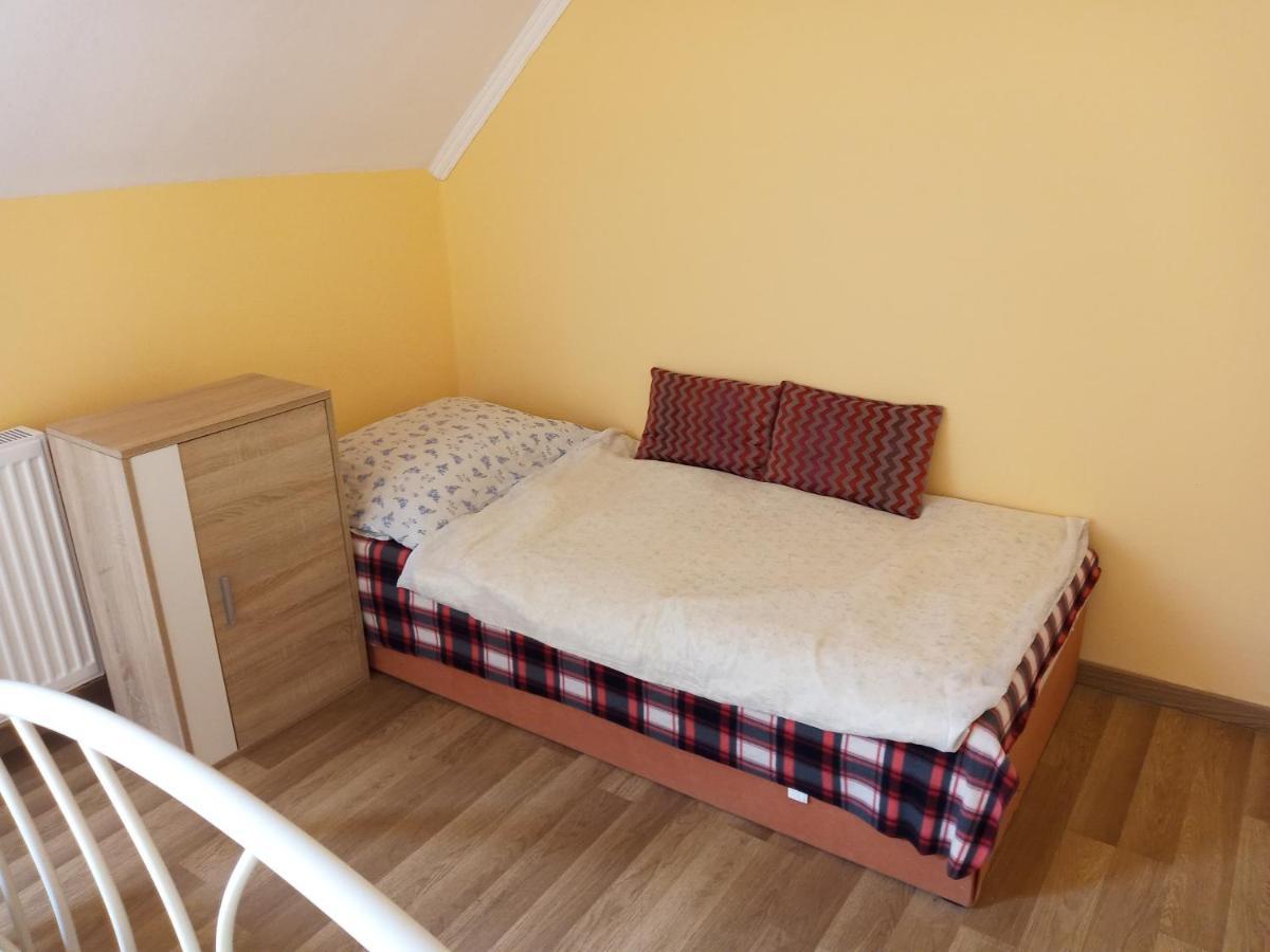 Napsugar Apartmanhaz بالاتوليلّي المظهر الخارجي الصورة