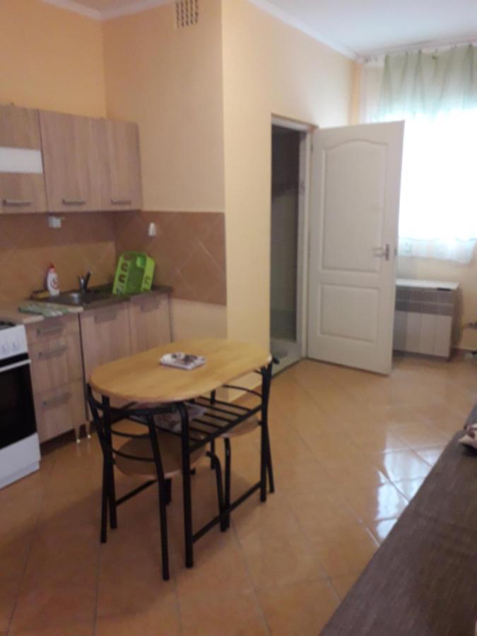 Napsugar Apartmanhaz بالاتوليلّي المظهر الخارجي الصورة