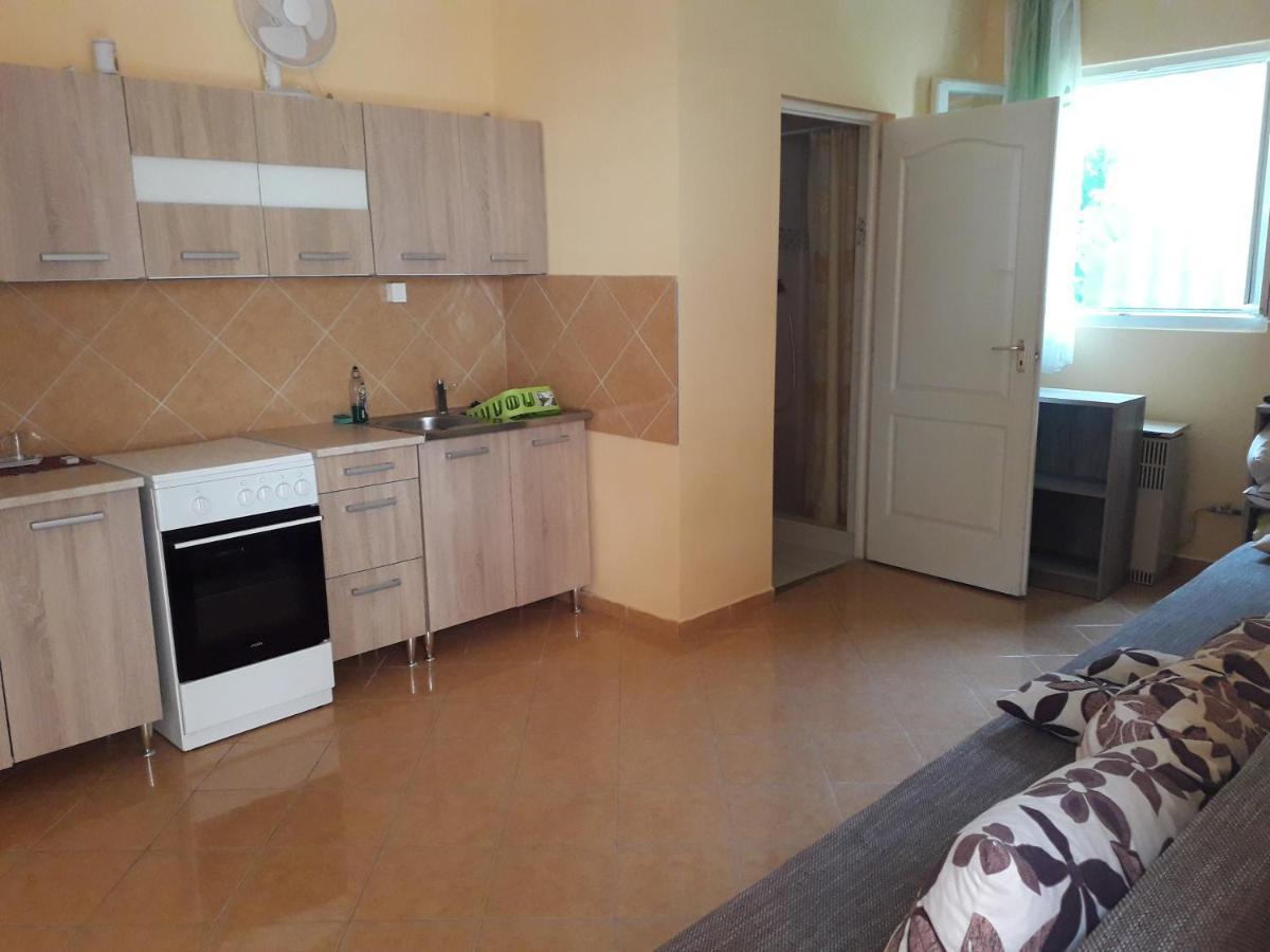 Napsugar Apartmanhaz بالاتوليلّي المظهر الخارجي الصورة