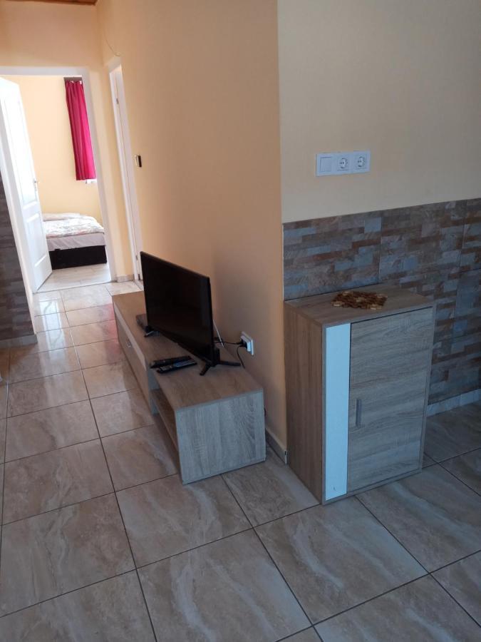 Napsugar Apartmanhaz بالاتوليلّي المظهر الخارجي الصورة