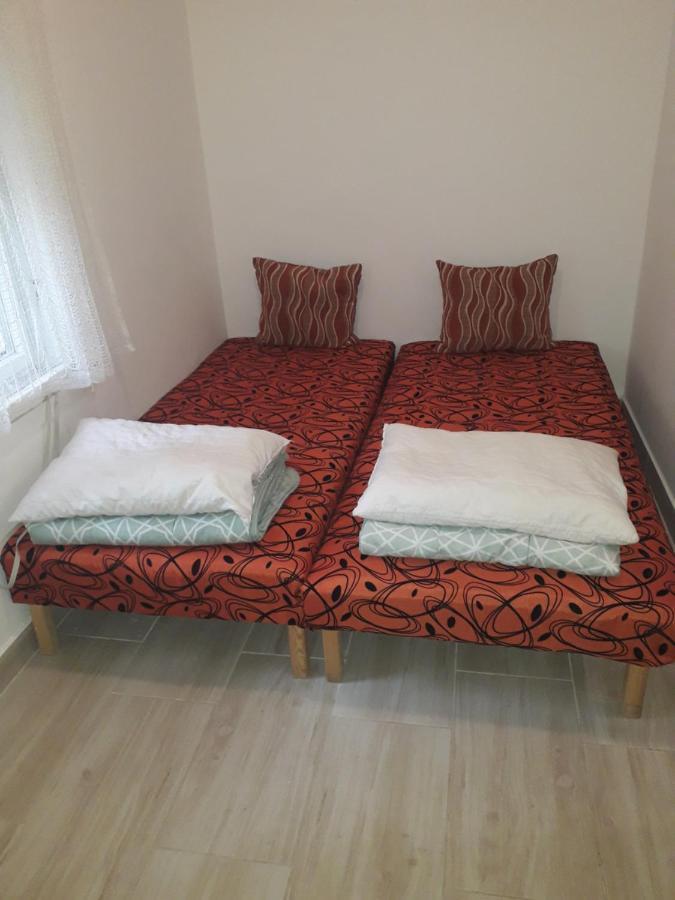 Napsugar Apartmanhaz بالاتوليلّي المظهر الخارجي الصورة