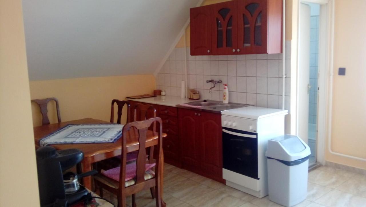 Napsugar Apartmanhaz بالاتوليلّي المظهر الخارجي الصورة