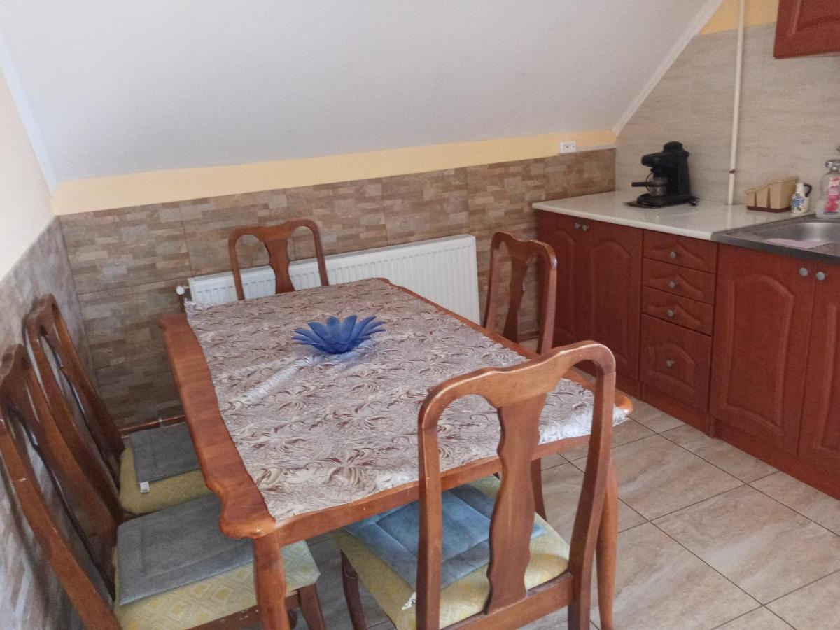Napsugar Apartmanhaz بالاتوليلّي المظهر الخارجي الصورة