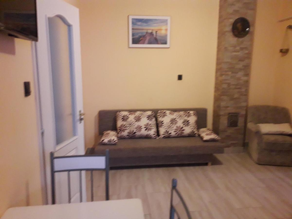 Napsugar Apartmanhaz بالاتوليلّي المظهر الخارجي الصورة