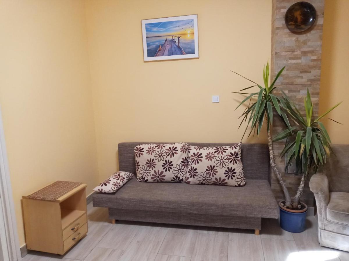 Napsugar Apartmanhaz بالاتوليلّي المظهر الخارجي الصورة