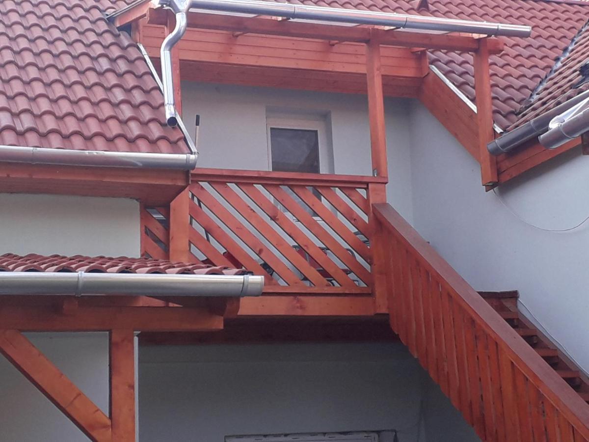 Napsugar Apartmanhaz بالاتوليلّي المظهر الخارجي الصورة
