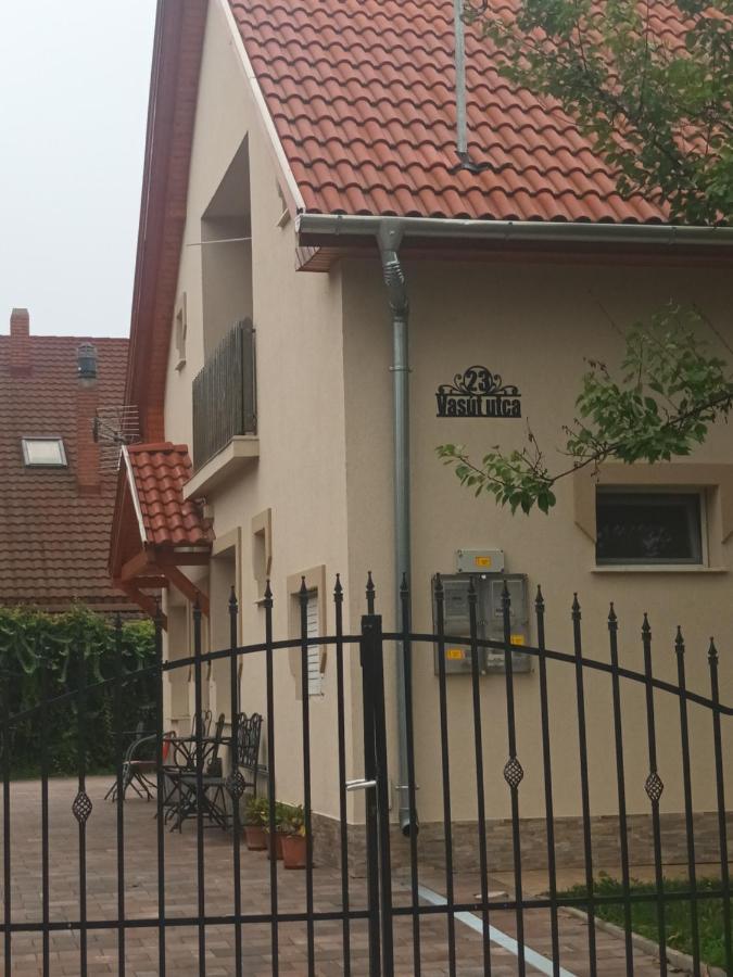 Napsugar Apartmanhaz بالاتوليلّي المظهر الخارجي الصورة