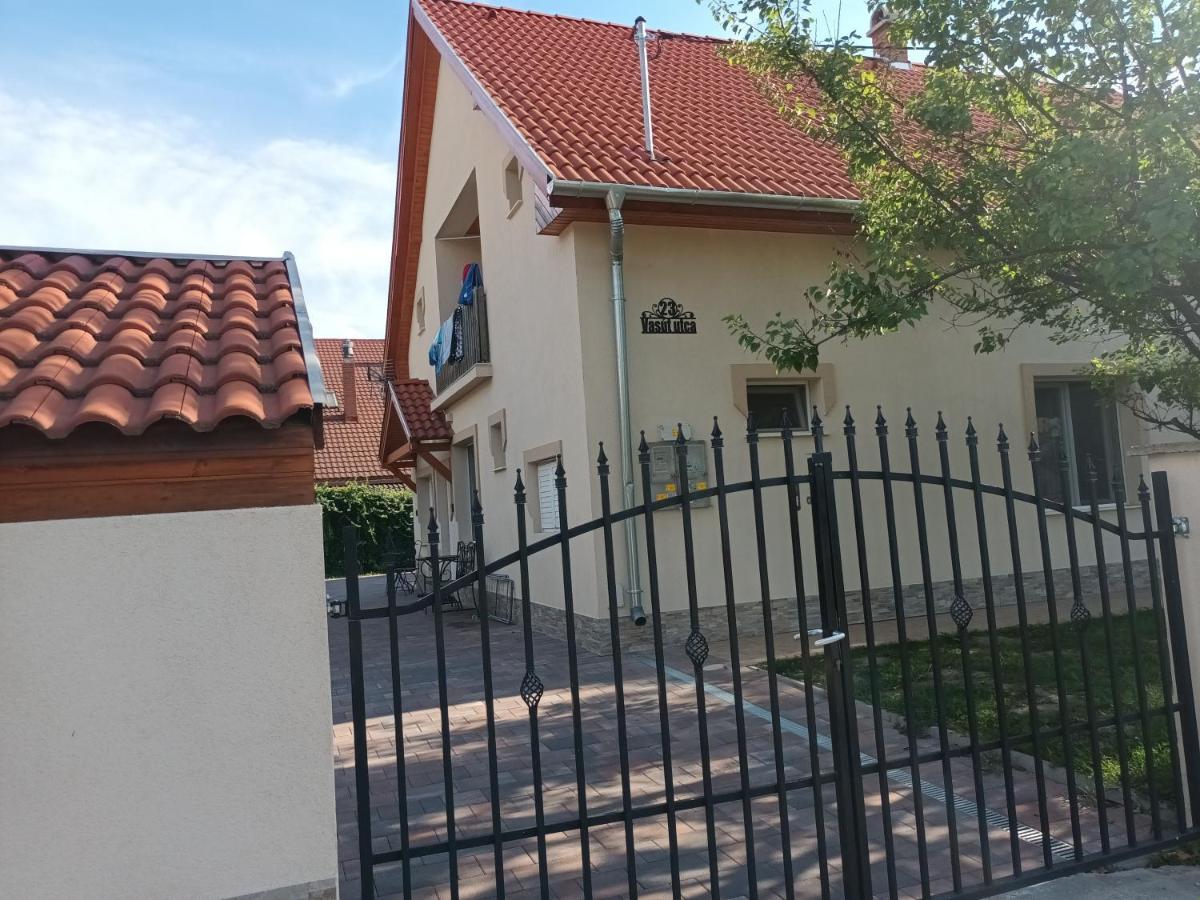 Napsugar Apartmanhaz بالاتوليلّي المظهر الخارجي الصورة