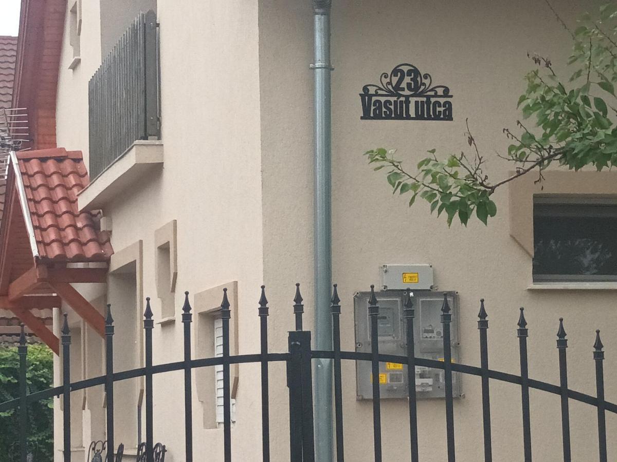 Napsugar Apartmanhaz بالاتوليلّي المظهر الخارجي الصورة