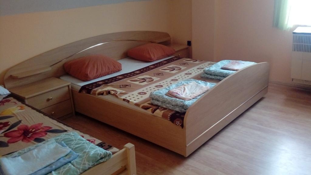 Napsugar Apartmanhaz بالاتوليلّي المظهر الخارجي الصورة