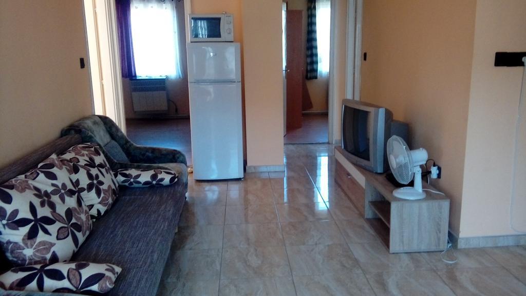 Napsugar Apartmanhaz بالاتوليلّي المظهر الخارجي الصورة