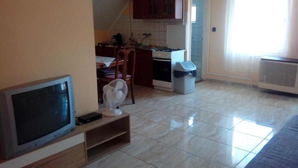 Napsugar Apartmanhaz بالاتوليلّي المظهر الخارجي الصورة