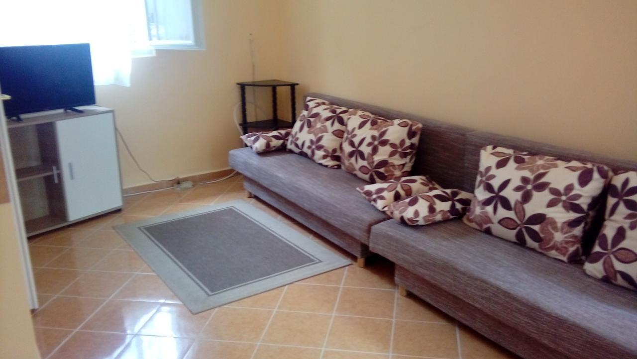 Napsugar Apartmanhaz بالاتوليلّي المظهر الخارجي الصورة