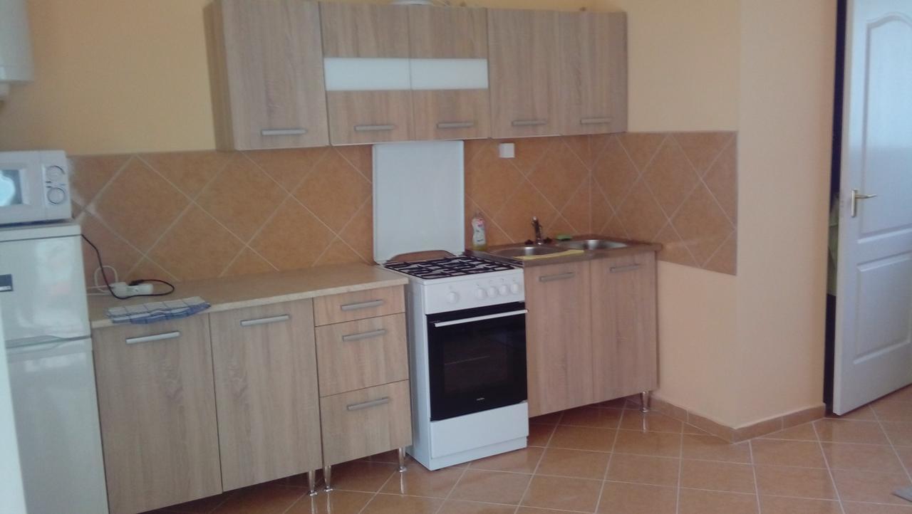 Napsugar Apartmanhaz بالاتوليلّي المظهر الخارجي الصورة