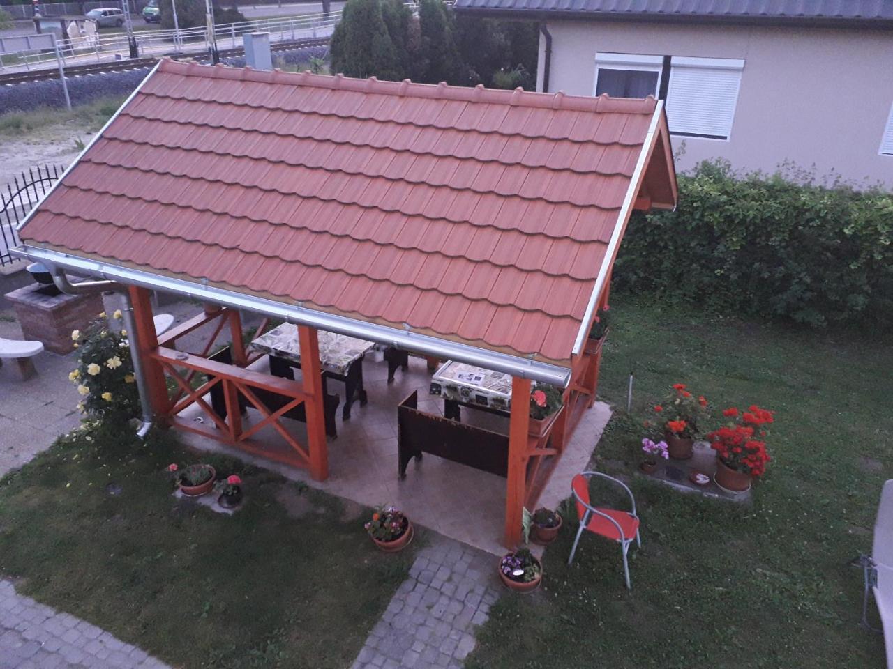 Napsugar Apartmanhaz بالاتوليلّي المظهر الخارجي الصورة